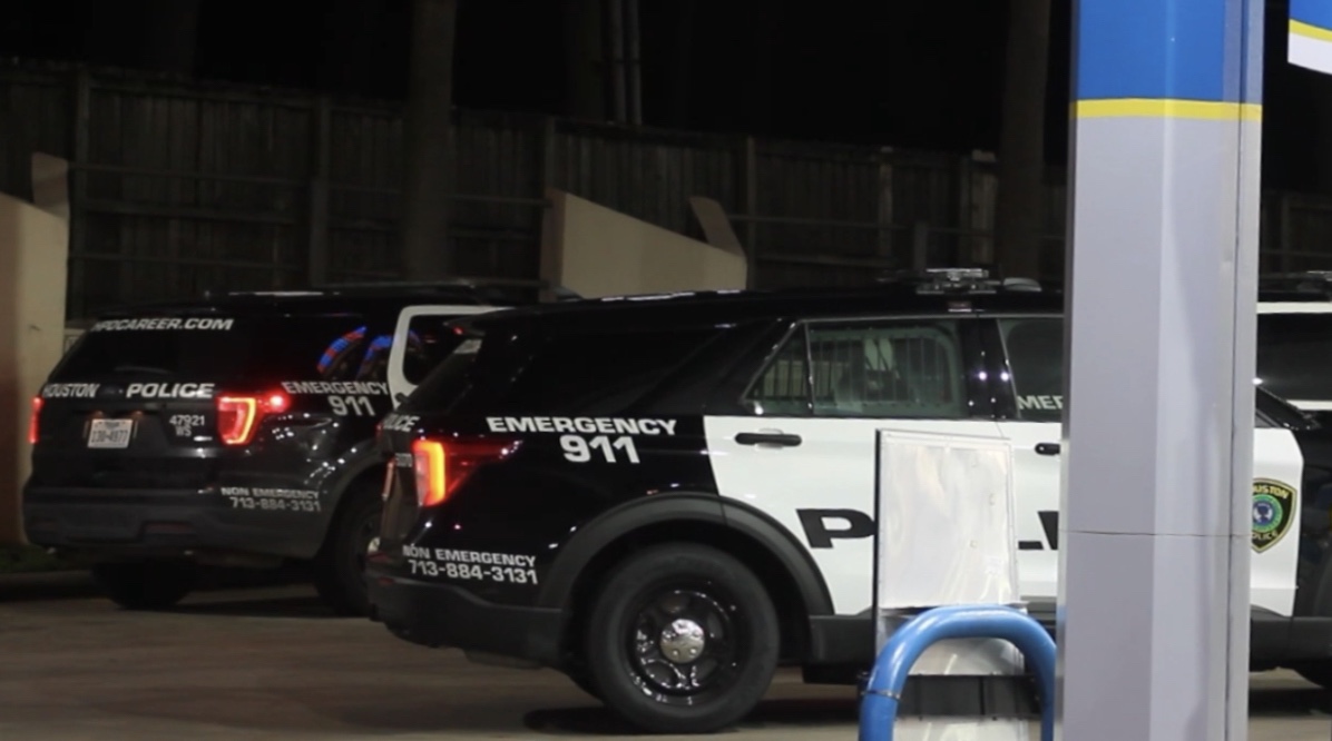 RAW Video: Tow truck driver finds abandoned car under I-10 & Eldridge that may have been in a chase