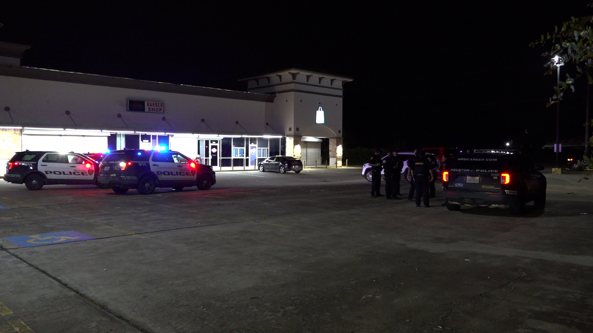 Witnesses help man shot in parking lot - Houston Stringer