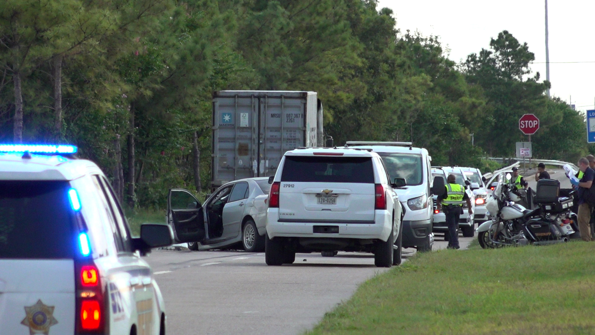 Driver dies after crashing into 18 wheeler on East Freeway Frontage ...