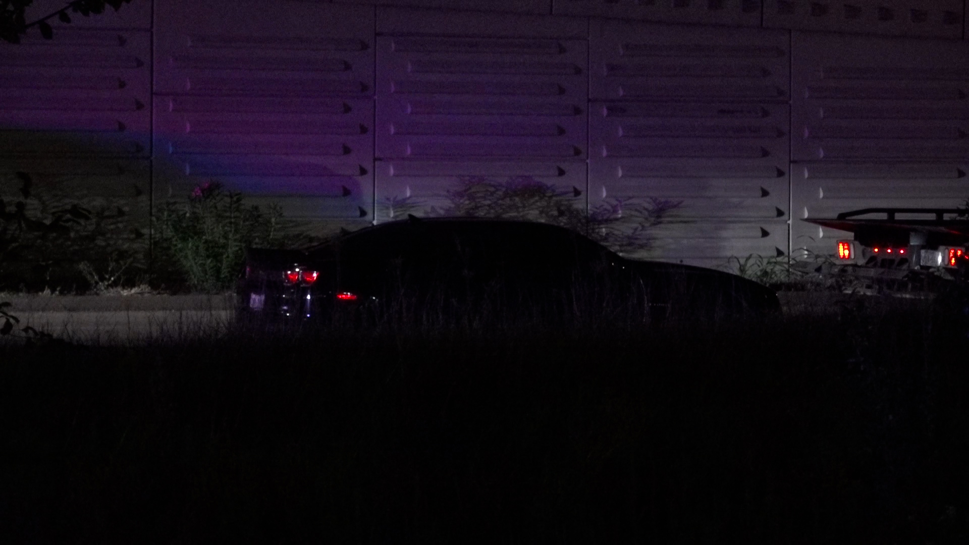 Man dies after being found shot in feeder road of Katy Freeway