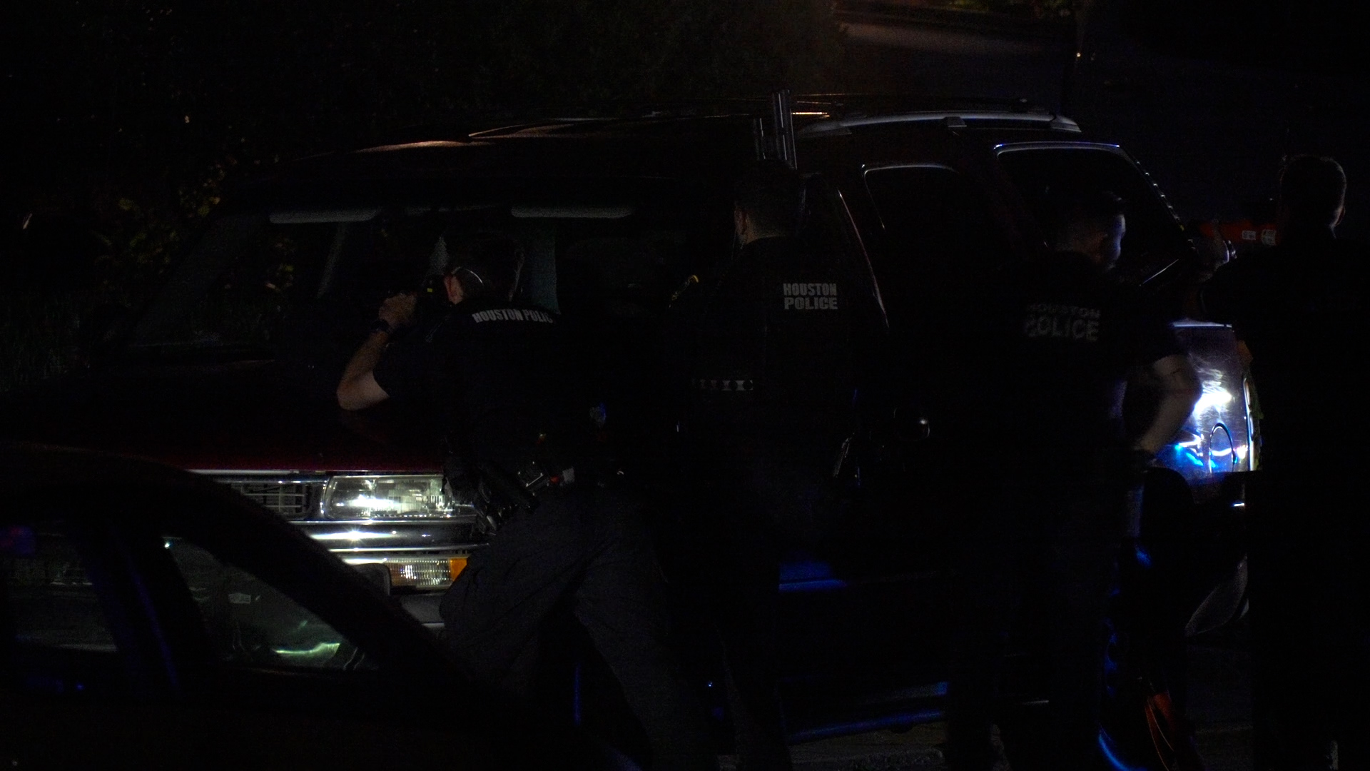 SWAT responds to barricaded armed suspect at home in south Houston ...