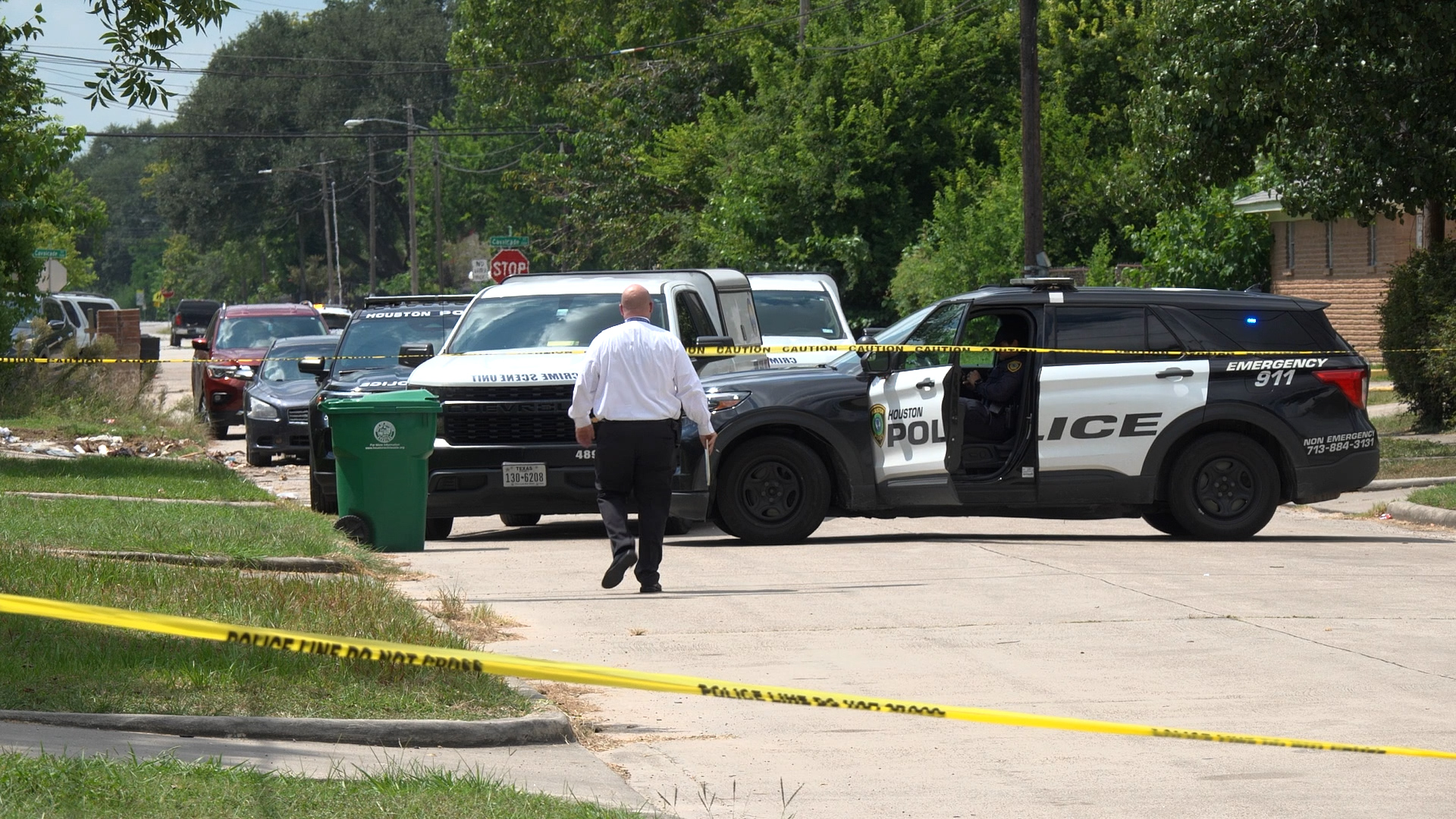 Man found fatally stabbed in middle of street in northeast Houston ...