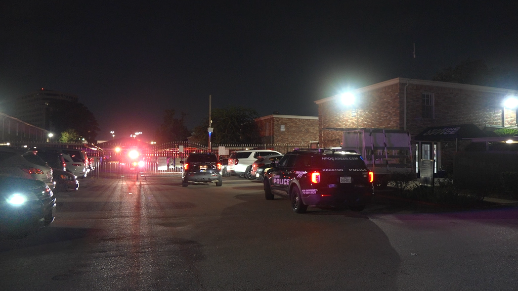 Man found fatally shot, friend assaulted in possible robbery at southwest Houston apartments